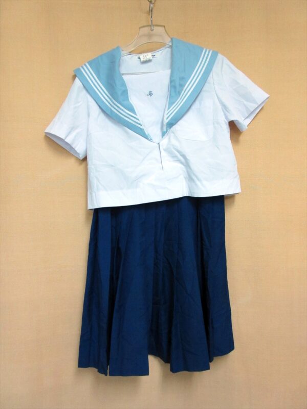 脱ぎっぱなしの制服
