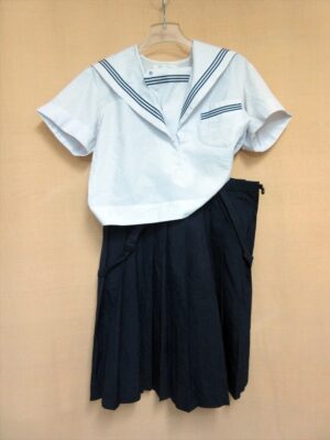 脱ぎっぱなしの制服