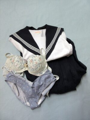 『脱ぎっぱなし』 制服&下着