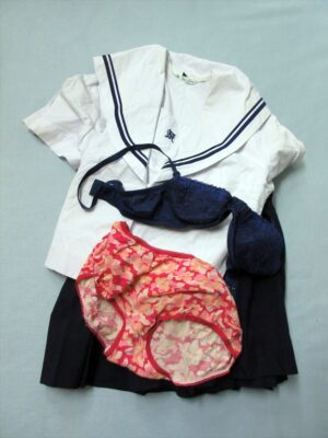 『脱ぎっぱなし』 制服&下着