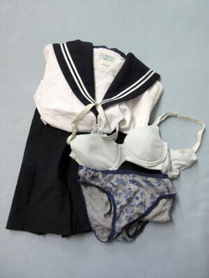 『脱ぎっぱなし』 制服&下着