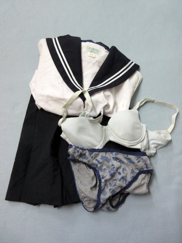 『脱ぎっぱなし』 制服＆下着