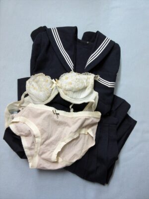 『脱ぎっぱなし』 制服&下着