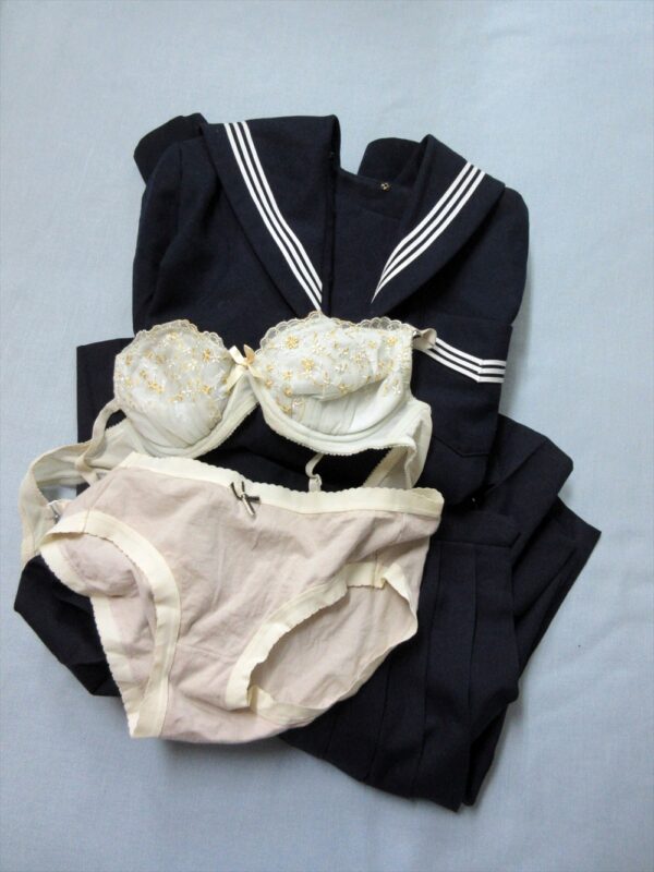『脱ぎっぱなし』 制服＆下着