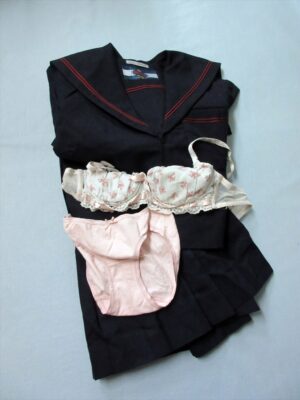 『ロッカー』 脱ぎっぱなしの制服＆下着