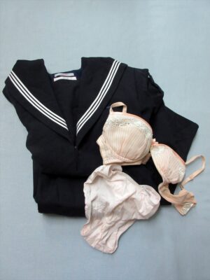 『脱ぎっぱなし』 制服&下着