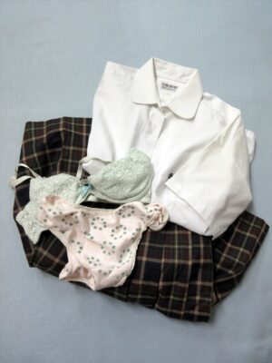 『脱ぎっぱなし』 制服&下着