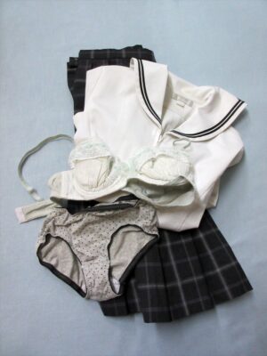 『脱ぎっぱなし』 制服&下着