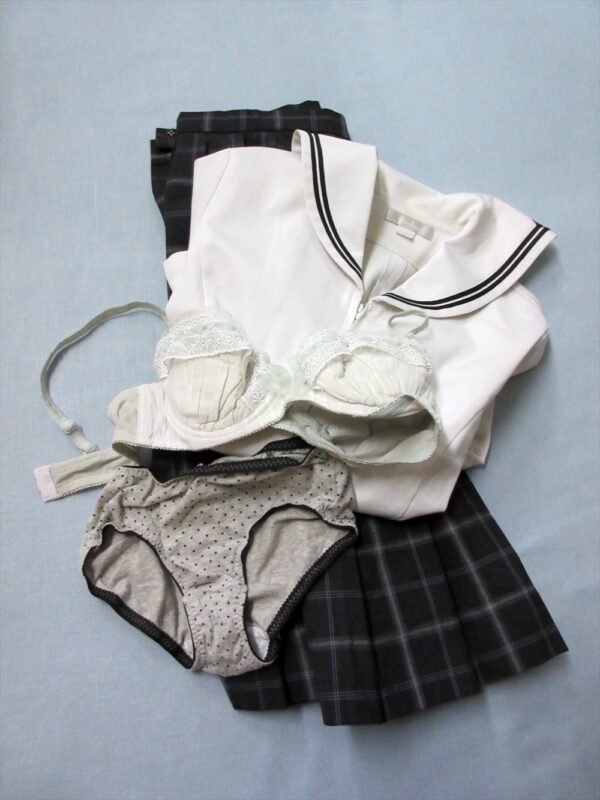 『脱ぎっぱなし』 制服＆下着