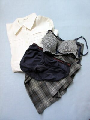 『脱ぎっぱなし』 制服&下着