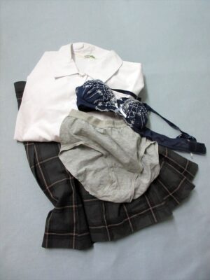 『脱ぎっぱなし』 制服&下着