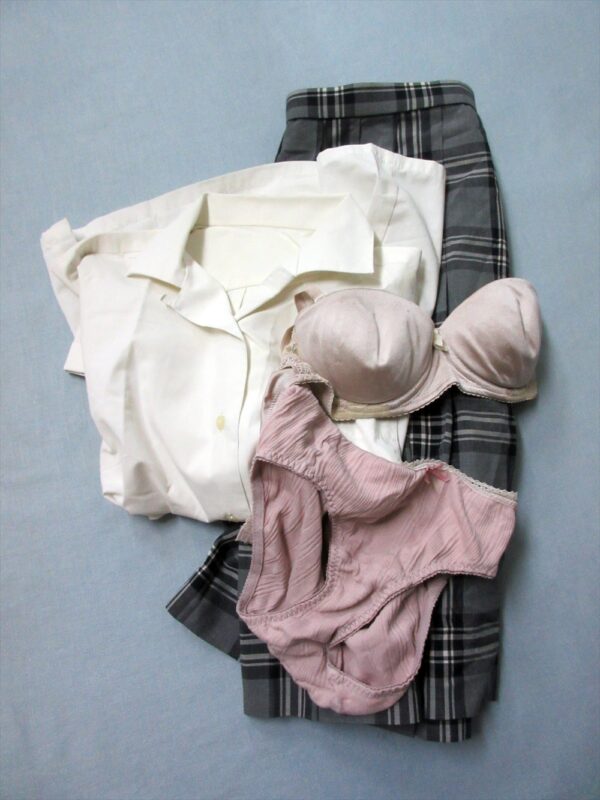 『脱ぎっぱなし』 制服＆下着
