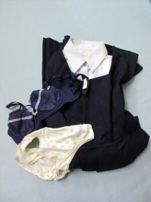 『脱ぎっぱなし』 制服&下着