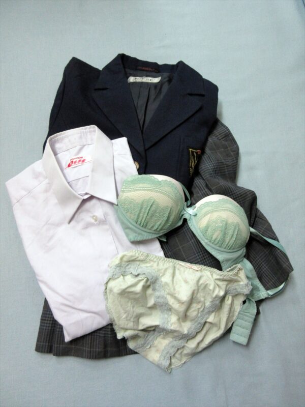 『ロッカー』 脱ぎっぱなしの制服＆下着