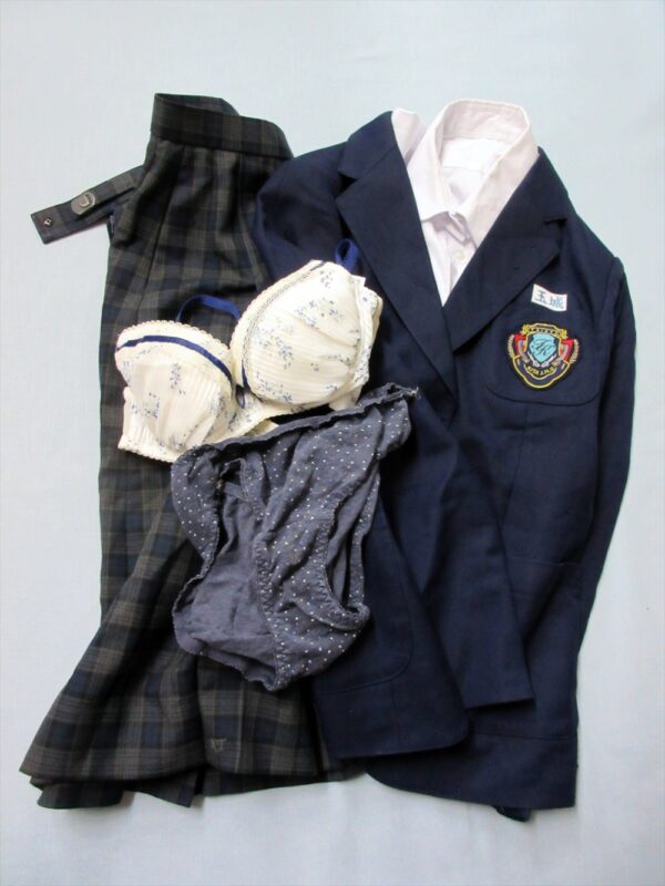 『脱ぎっぱなし』 制服＆下着