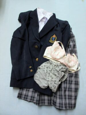 『脱ぎっぱなし』 制服&下着