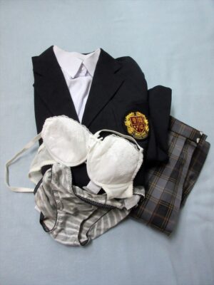 『脱ぎっぱなし』 制服&下着