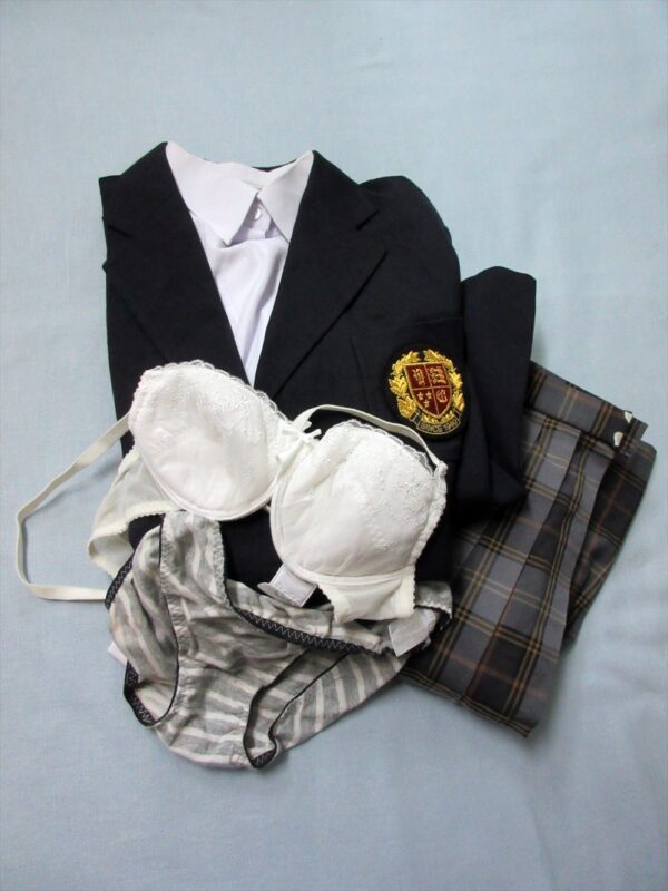 『脱ぎっぱなし』 制服＆下着
