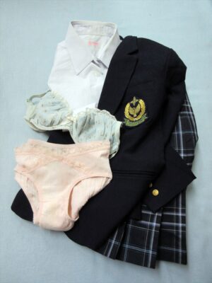 『脱ぎっぱなし』 制服&下着