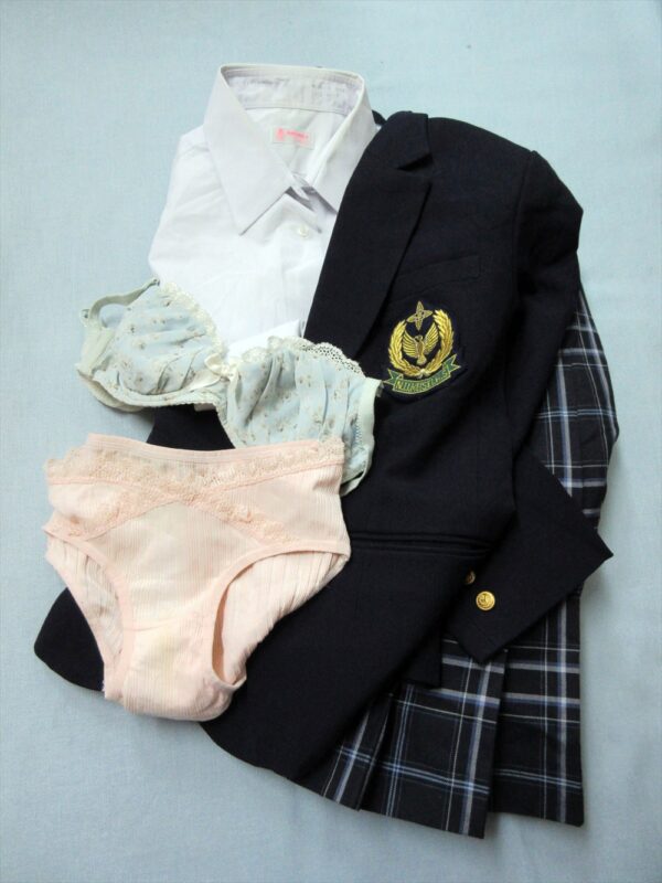 『脱ぎっぱなし』 制服＆下着