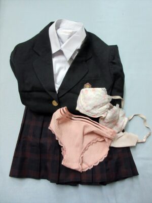 『脱ぎっぱなし』 制服&下着