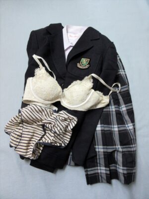 『脱ぎっぱなし』 制服&下着
