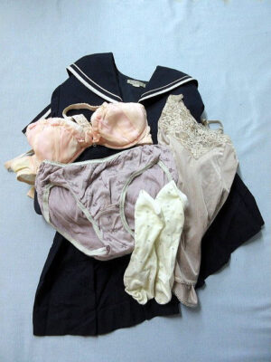 『脱ぎっぱなし』 制服セット＆未洗濯の下着