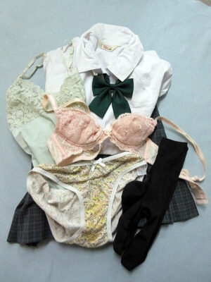 『脱ぎっぱなし』 制服セット＆未洗濯の下着