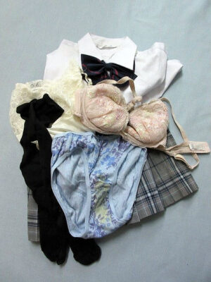 『脱ぎっぱなし』 制服セット＆未洗濯の下着