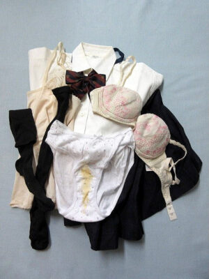 『脱ぎっぱなし』 制服セット＆未洗濯の下着