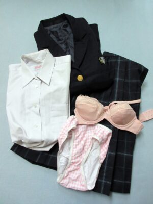脱ぎっぱなしの制服＆下着