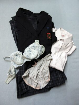 『脱ぎっぱなし』 制服＆下着