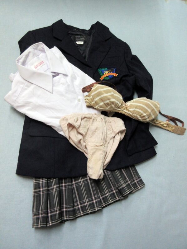 『脱ぎっぱなし』 制服＆下着