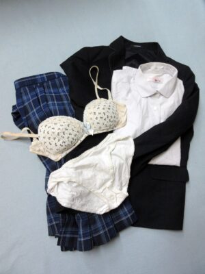 『脱ぎっぱなし』 制服&下着