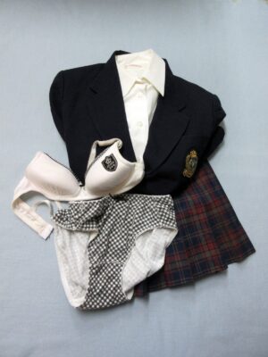 『脱ぎっぱなし』 制服&下着