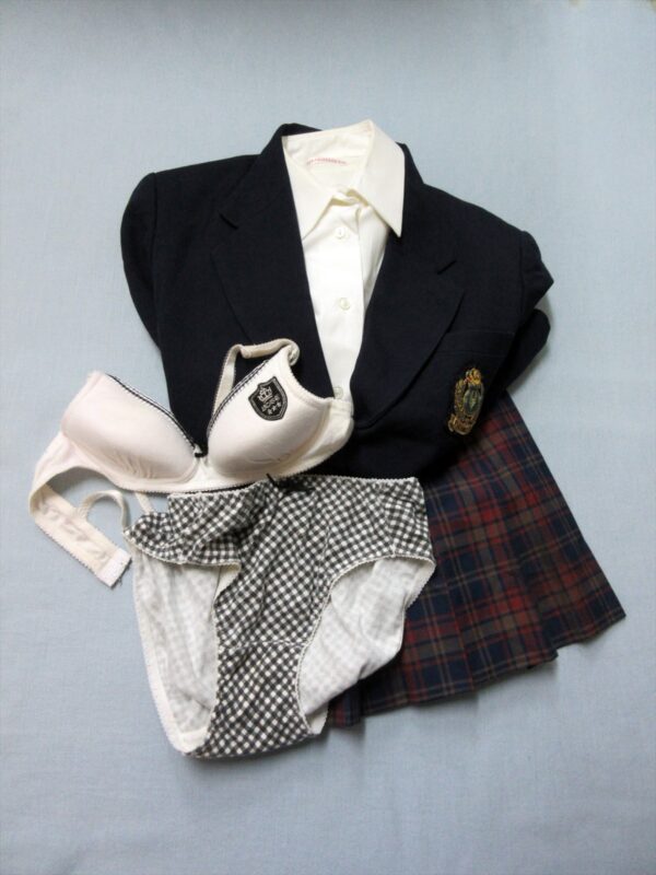 『脱ぎっぱなし』 制服＆下着