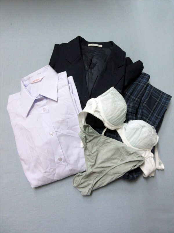 『脱ぎっぱなし』 制服＆下着