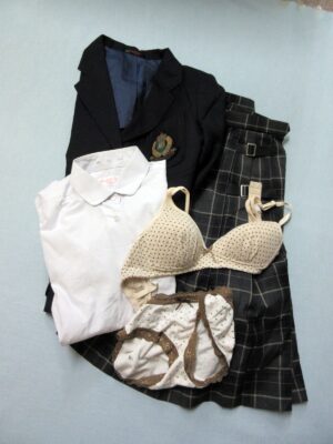『脱ぎっぱなし』 制服&下着
