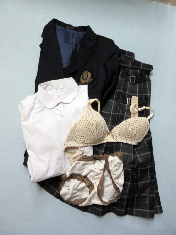 『脱ぎっぱなし』 制服＆下着