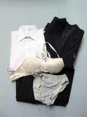 『脱ぎっぱなし』 制服&下着
