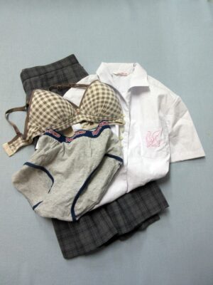 『脱ぎっぱなし』 制服&下着