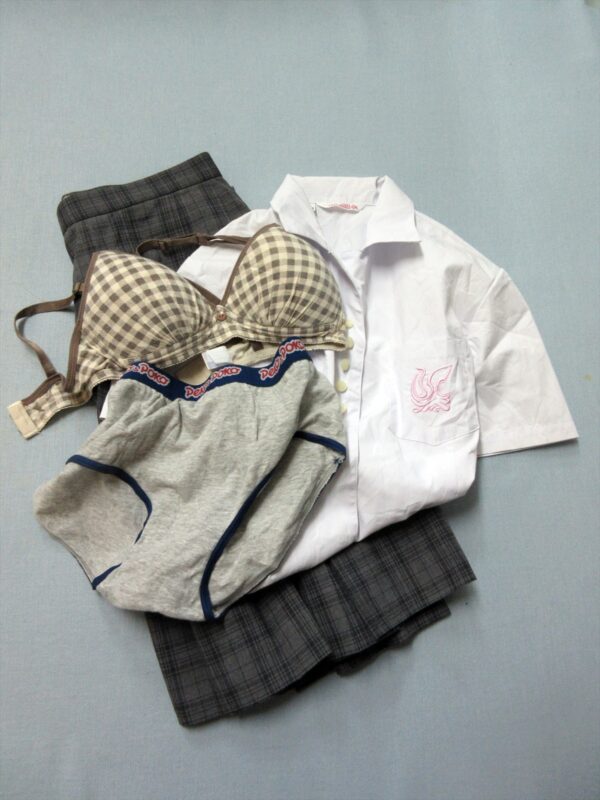 『脱ぎっぱなし』 制服＆下着