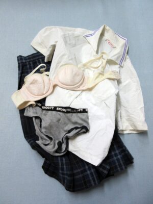 『脱ぎっぱなし』 制服&下着