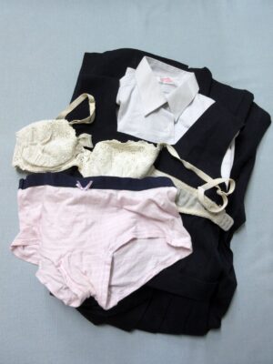 『脱ぎっぱなし』 制服&下着