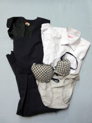 『脱ぎっぱなし』 制服&下着