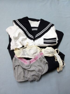 『脱ぎっぱなし』 制服＆下着