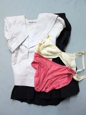 『脱ぎっぱなし』 制服＆下着