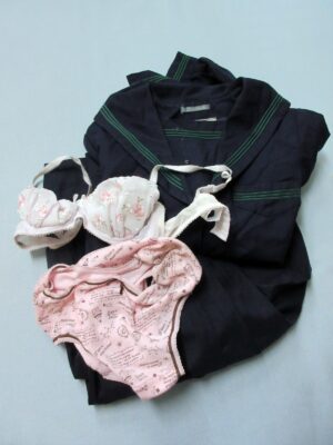 『脱ぎっぱなし』 制服＆下着