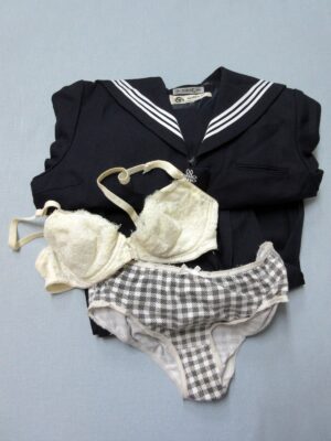 『脱ぎっぱなし』 制服＆下着