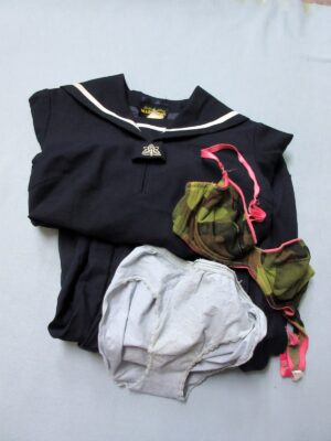 『脱ぎっぱなし』 制服＆下着